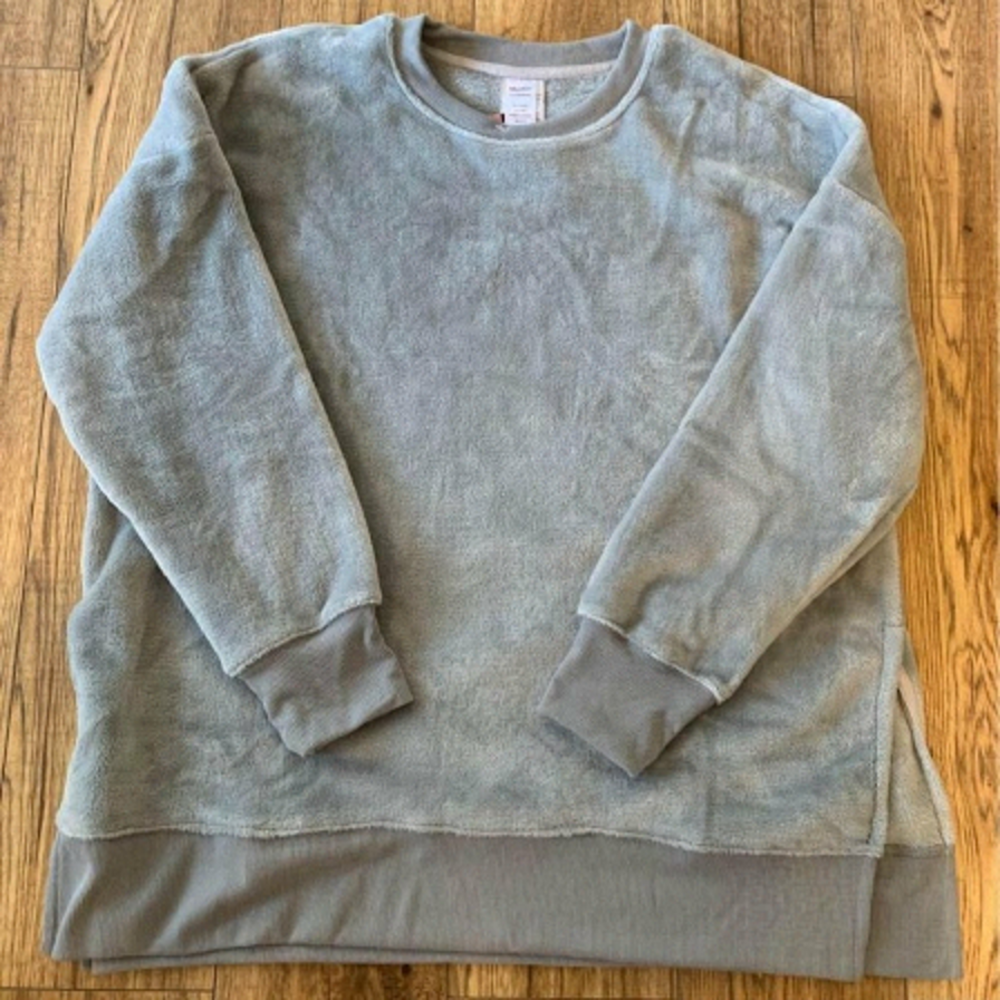 WOMAN’S flannel velvet sweatshirt. New with tags. Grey. Plush. Size medi…